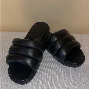 Marc Fisher womens 9 slide sandal black Yessy slip on quilted leather comfort